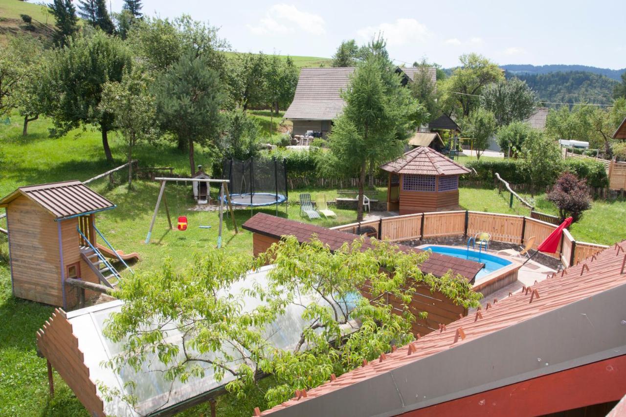 Apartments Pri Bostjanovcu Gorenja Vas  Exterior photo